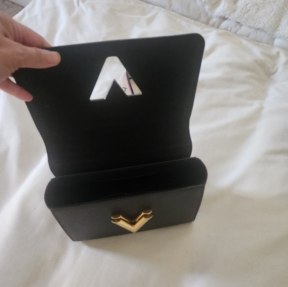 Louis Vuitton Twist MM purse - Picture 3 of 9